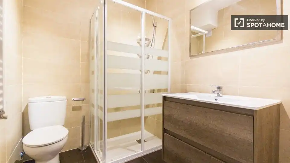 Badezimmer von Wohnung zur untervermieten in Madrid mit Klimaanlage und Terrasse