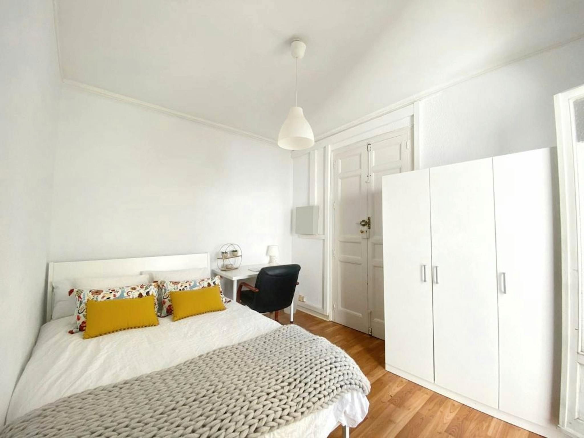 Bedroom of Flat to share in  Madrid Capital  with Air Conditioner, Furnished and Washing machine