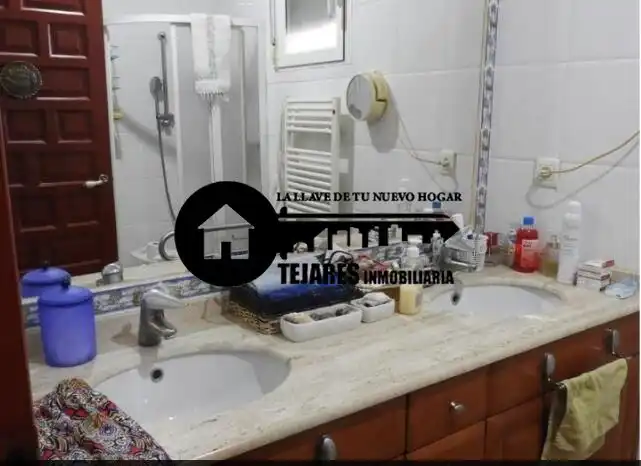 Bany de Casa o xalet en venda en Tobarra amb Calefacció, Piscina i Balcó
