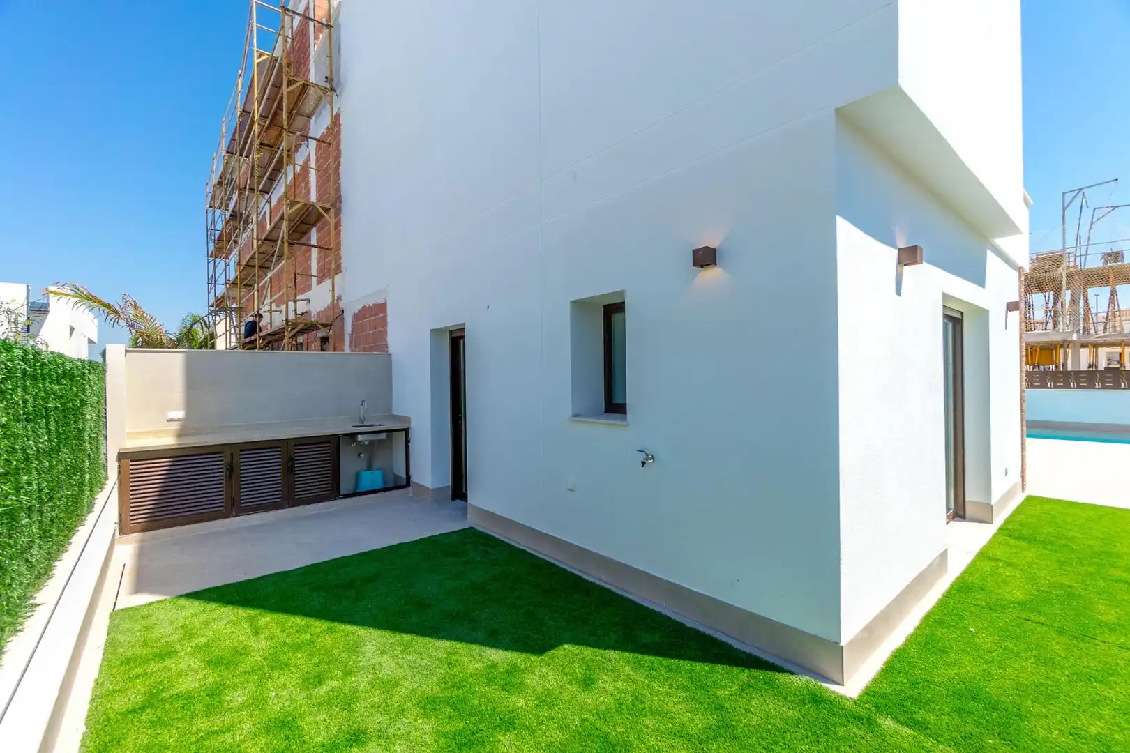 Vista exterior de Casa adosada en venda en Benijófar amb Aire condicionat, Terrassa i Piscina
