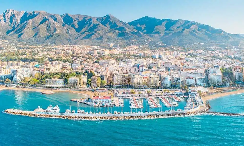 Vista exterior de Piso en venta en Marbella con Aire acondicionado, Jardín privado y Terraza
