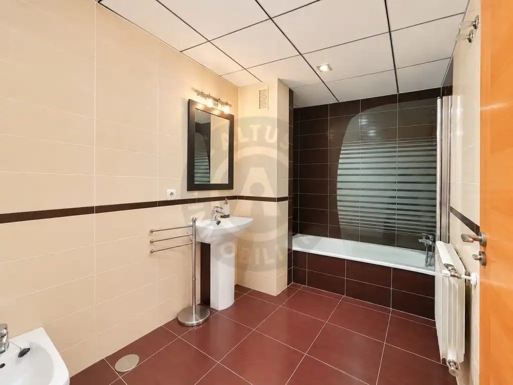 Baño de Piso en venta en Cáceres con Aire acondicionado, Horno y Microondas