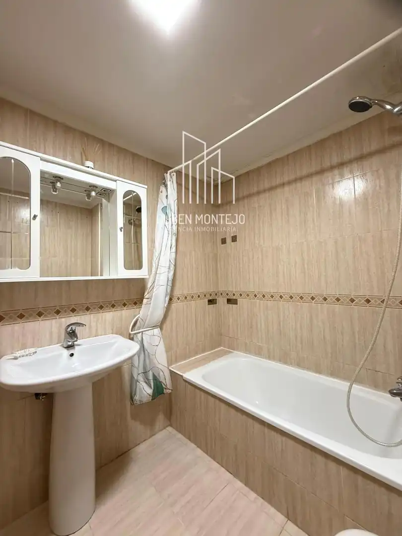 Baño de Piso en venta en Salamanca con Calefacción, Terraza y Amueblado