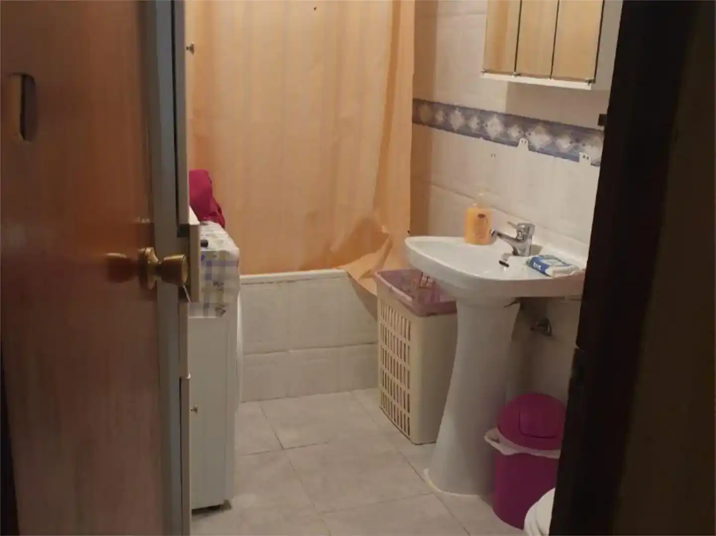 Bany de Pis en venda en Huelma amb Traster, Moblat i Balcó