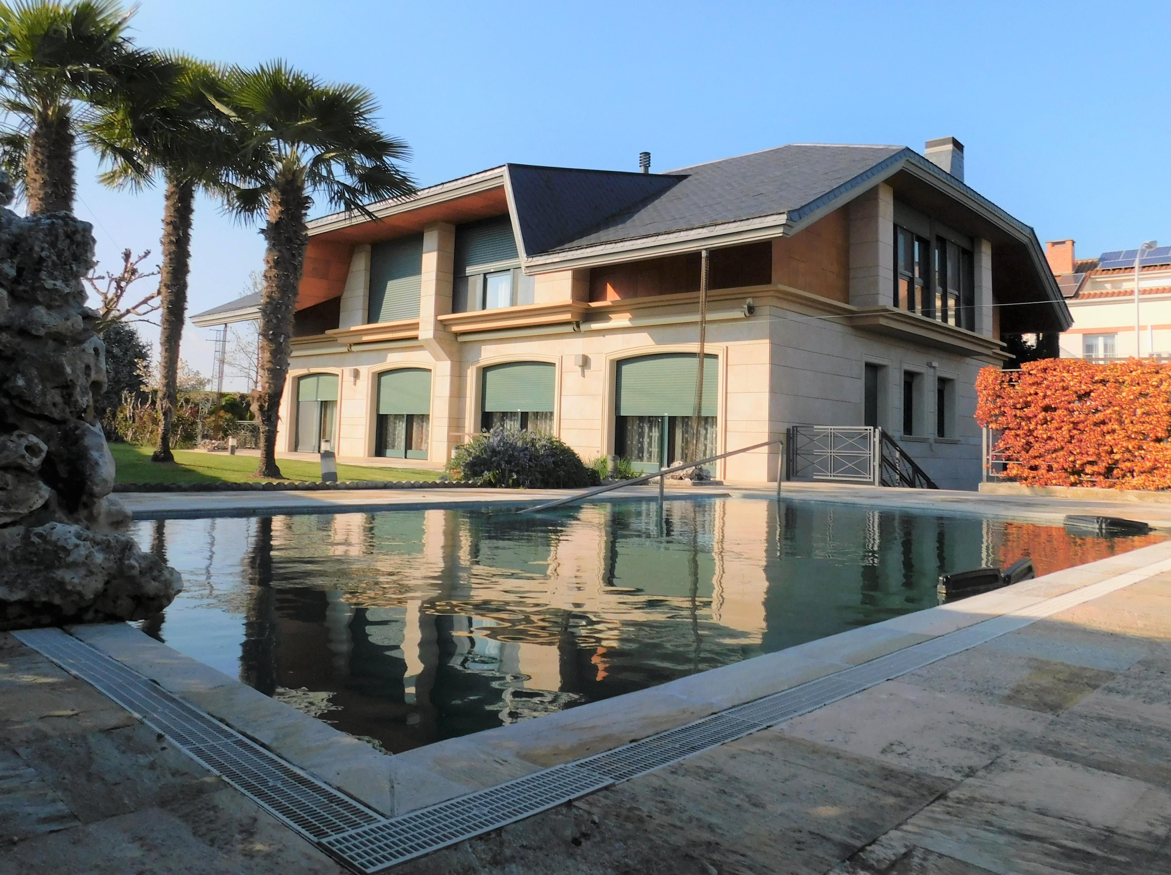 Vista exterior de Casa o xalet en venda en Zizur Mayor / Zizur Nagusia amb Calefacció, Jardí privat i Terrassa