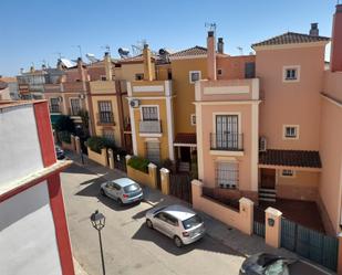 Exterior view of Single-family semi-detached for sale in Castilleja de Guzmán  with Air Conditioner and Balcony