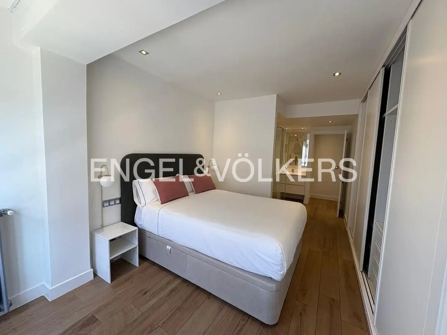 Schlafzimmer von Wohnung zur Miete in Madrid mit Klimaanlage und Heizung