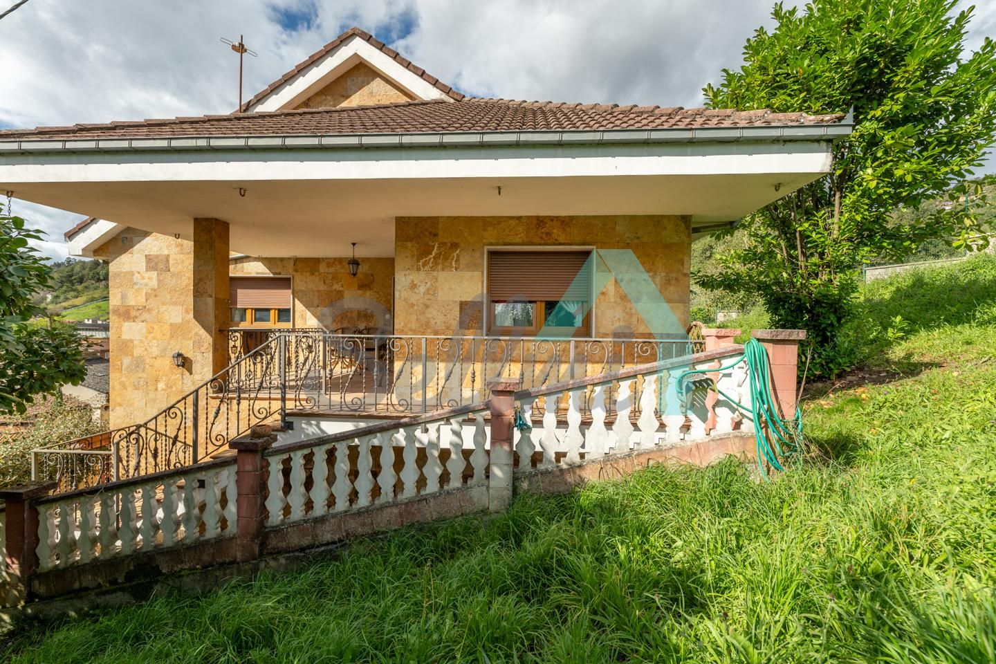 Vista exterior de Casa o xalet en venda en San Martín del Rey Aurelio amb Calefacció, Jardí privat i Parquet