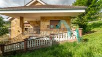 Vista exterior de Casa o xalet en venda en San Martín del Rey Aurelio amb Calefacció, Jardí privat i Parquet