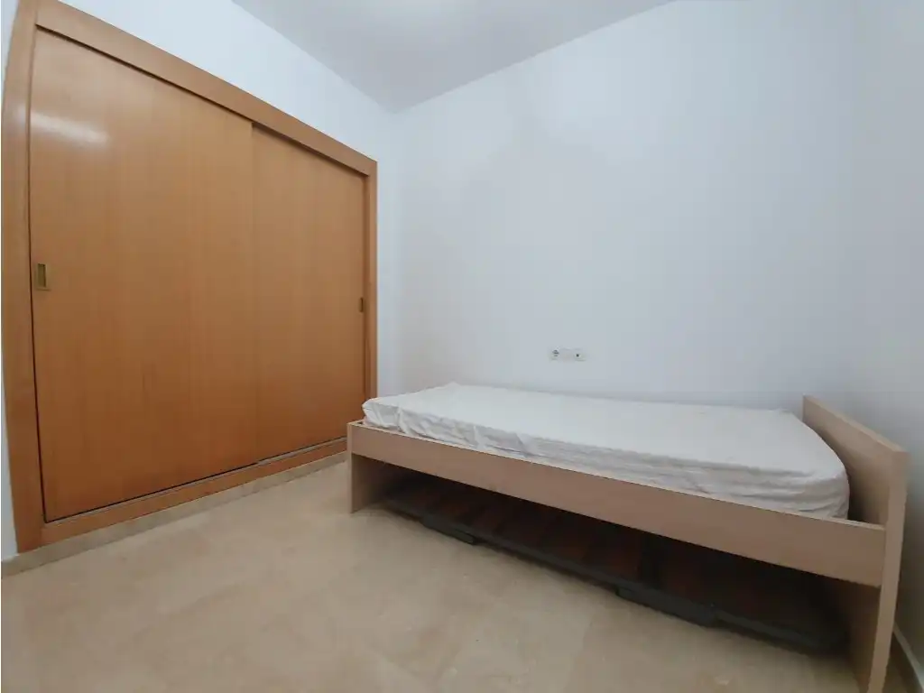Schlafzimmer von Wohnung zum Verkauf in La Línea de la Concepción mit Möbliert, Ofen und Mikrowelle