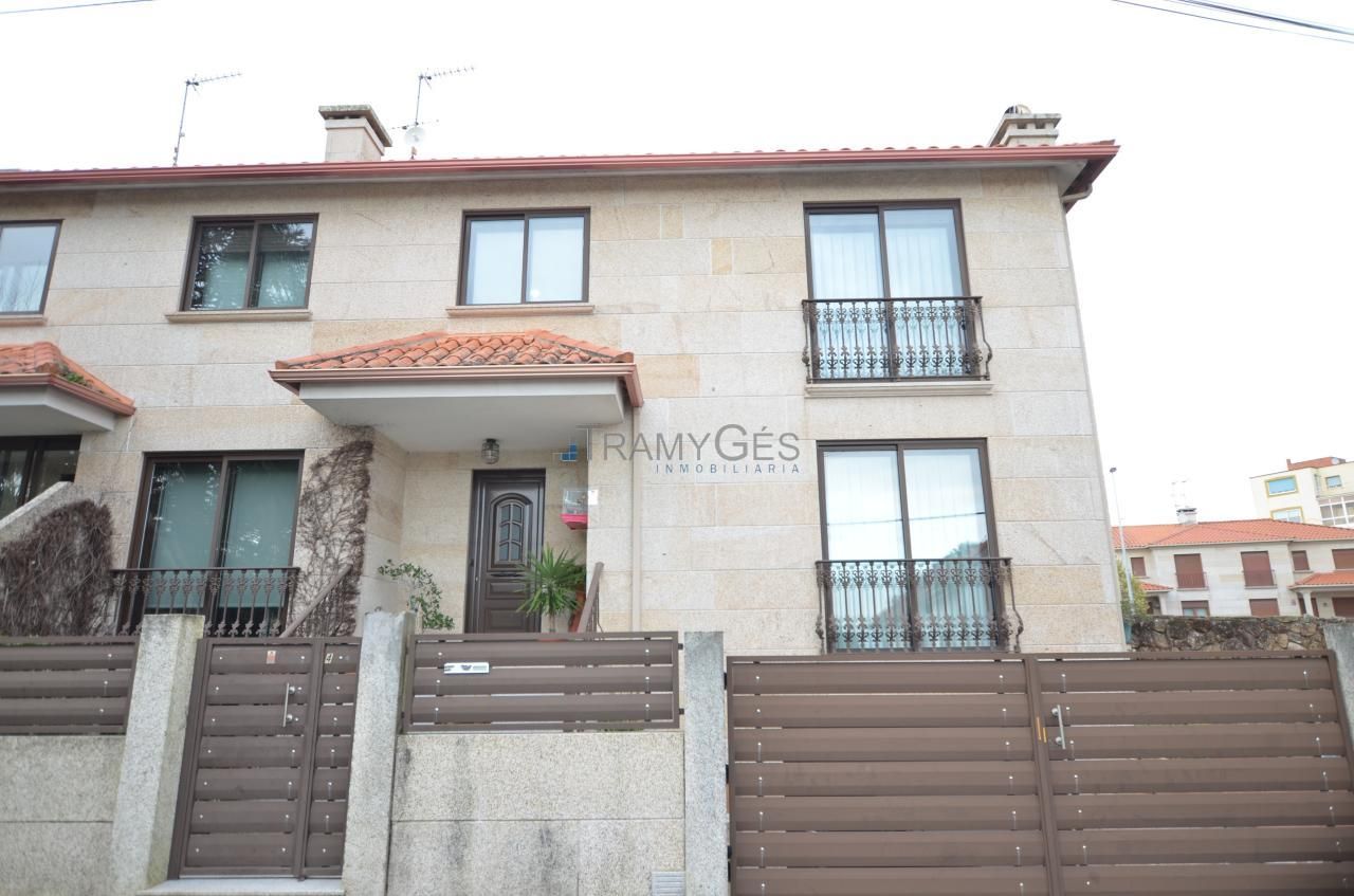 Vista exterior de Casa adosada en venda en Cangas  amb Calefacció, Jardí privat i Traster