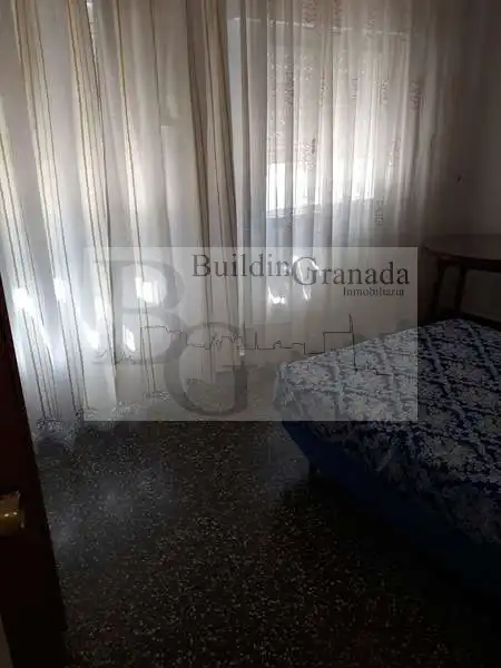 Habitación de Piso de alquiler en Granada con Terraza y Microondas
