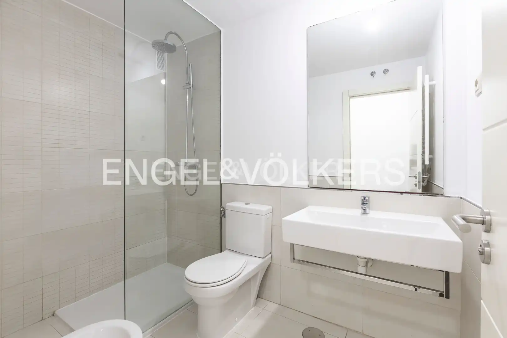 Bathroom of Flat for sale in Madrid  with Air Conditioner, Heating and Storage room