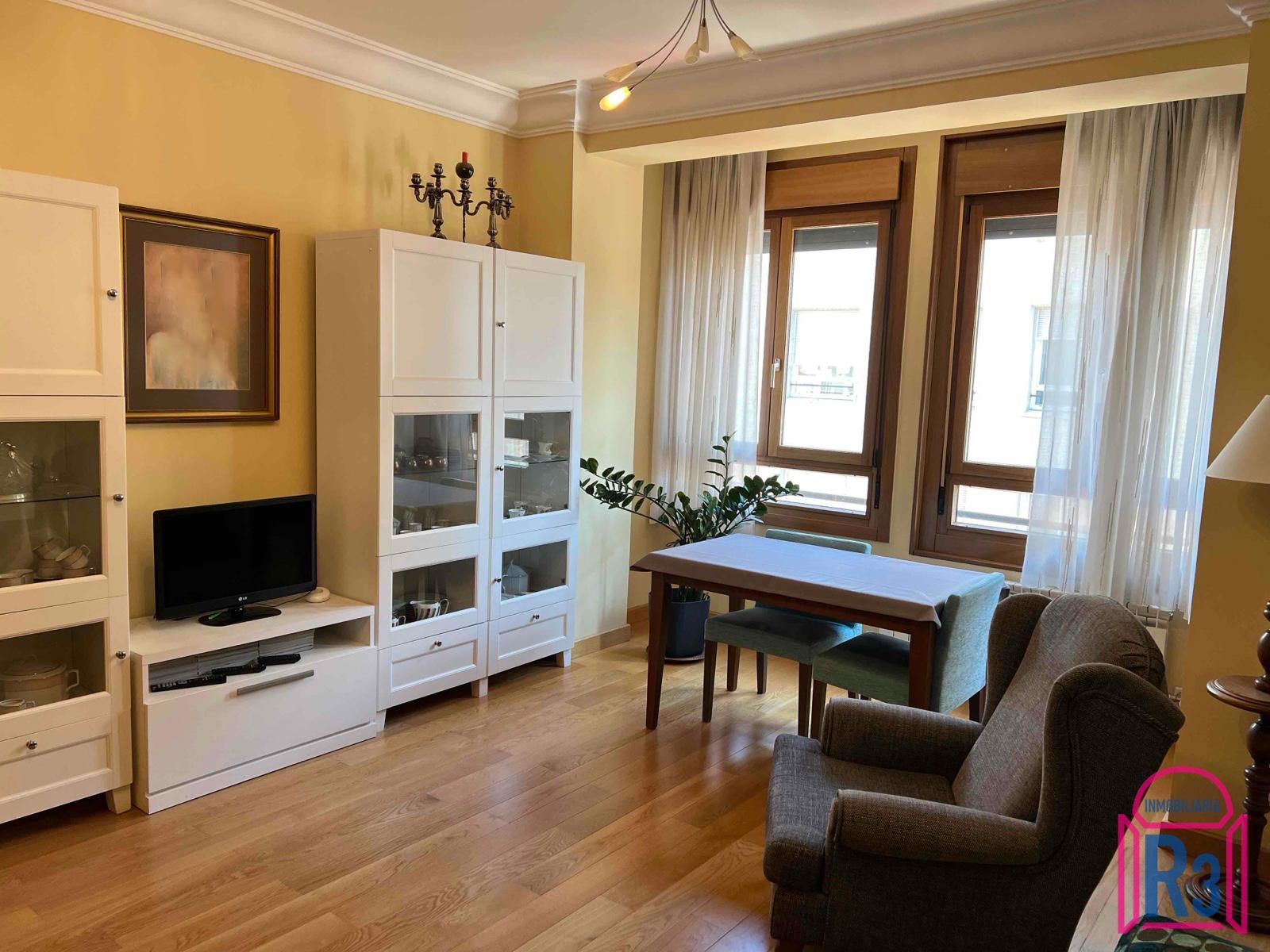 Sala de estar de Piso en venta en León Capital  con Calefacción y Trastero