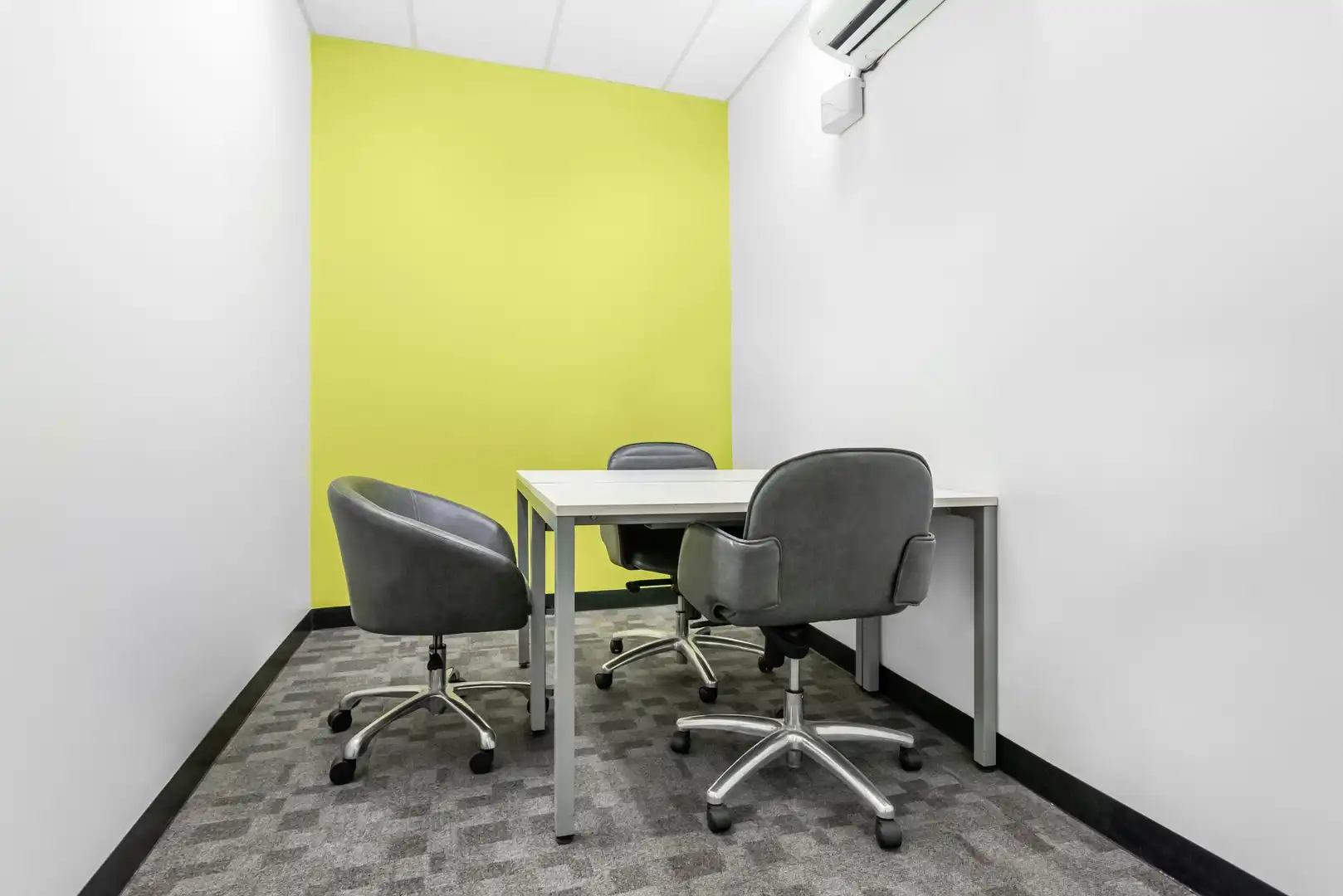 Büro zur Miete in Sevilla mit Klimaanlage, Heizung und Möbliert