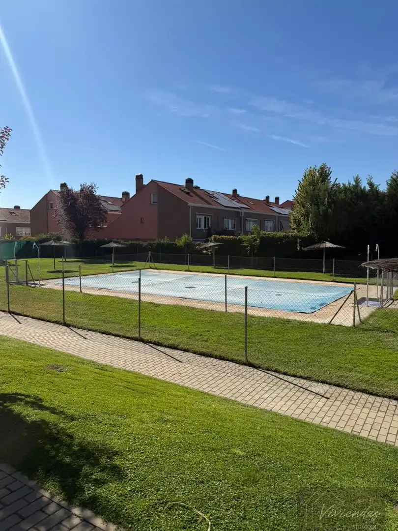 Schwimmbecken von Wohnungen zum Verkauf in Boadilla del Monte mit Klimaanlage, Heizung und Parkett
