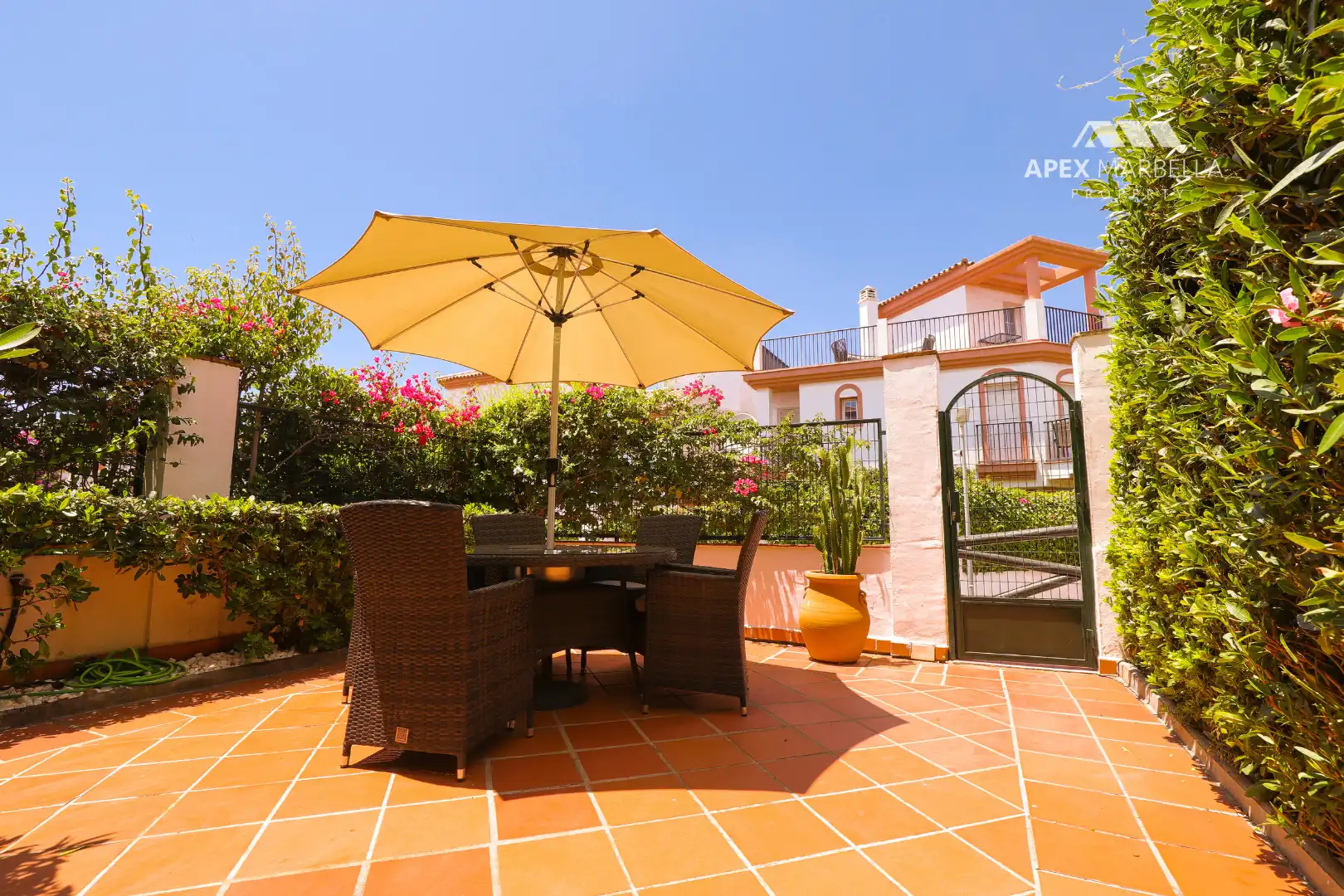 Terrasse von Einfamilien-Reihenhaus zum Verkauf in Marbella mit Klimaanlage, Privatgarten und Terrasse
