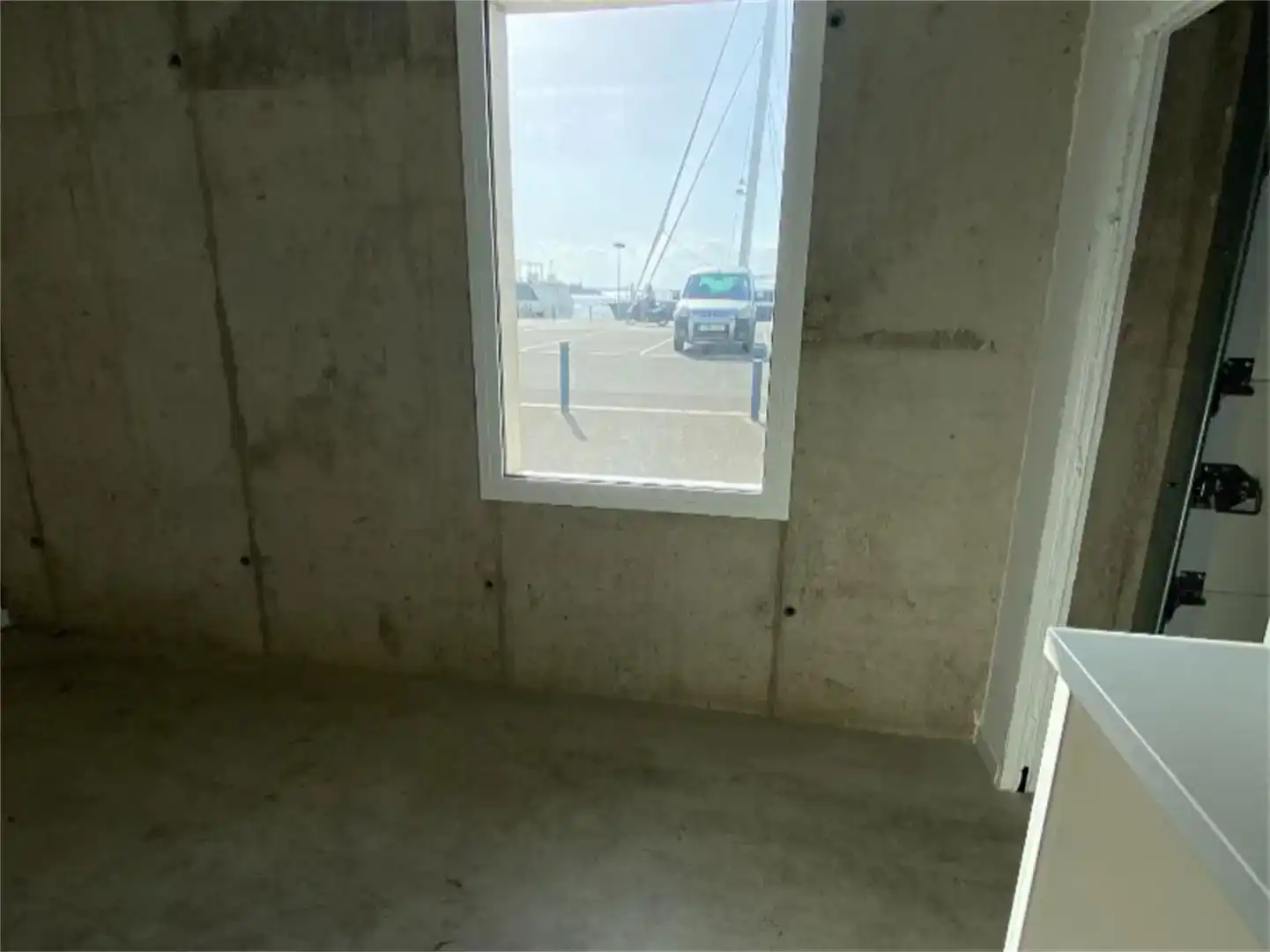 Parkplatz von Fabrikhallen zur Miete in Roses