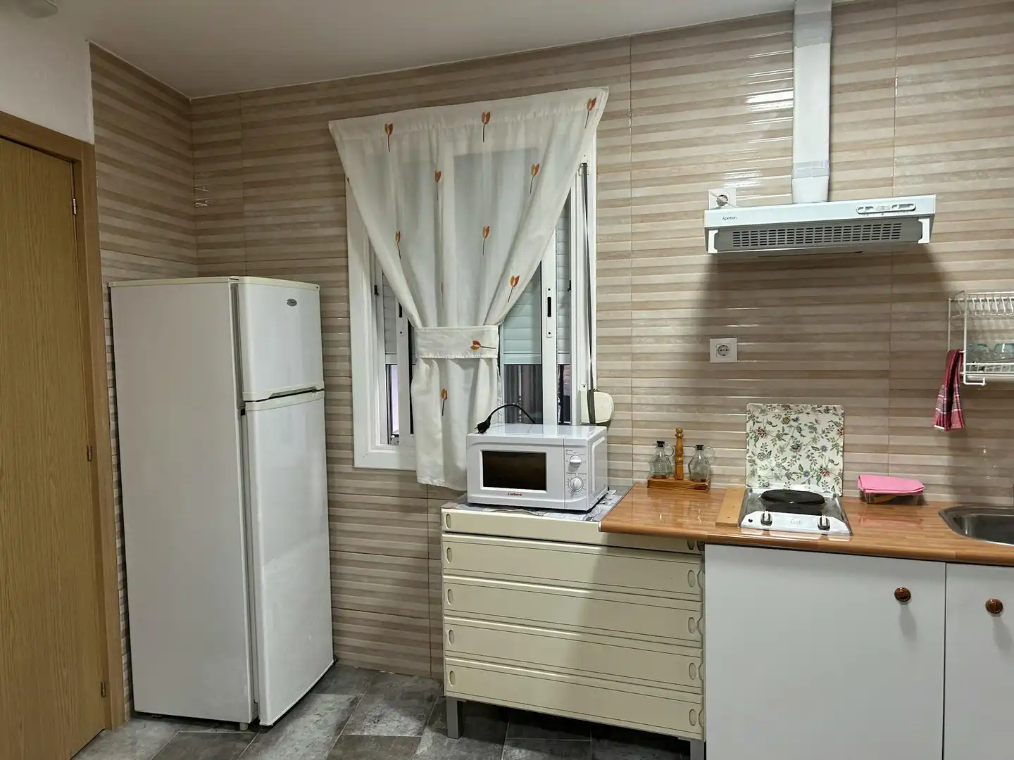 Cuina de Pis de lloguer en L'Hospitalet de Llobregat amb Aire condicionat, Calefacció i Rentadora