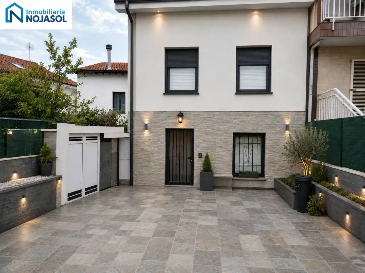 Vista exterior de Casa adosada en venta en Noja con Calefacción, Jardín privado y Amueblado