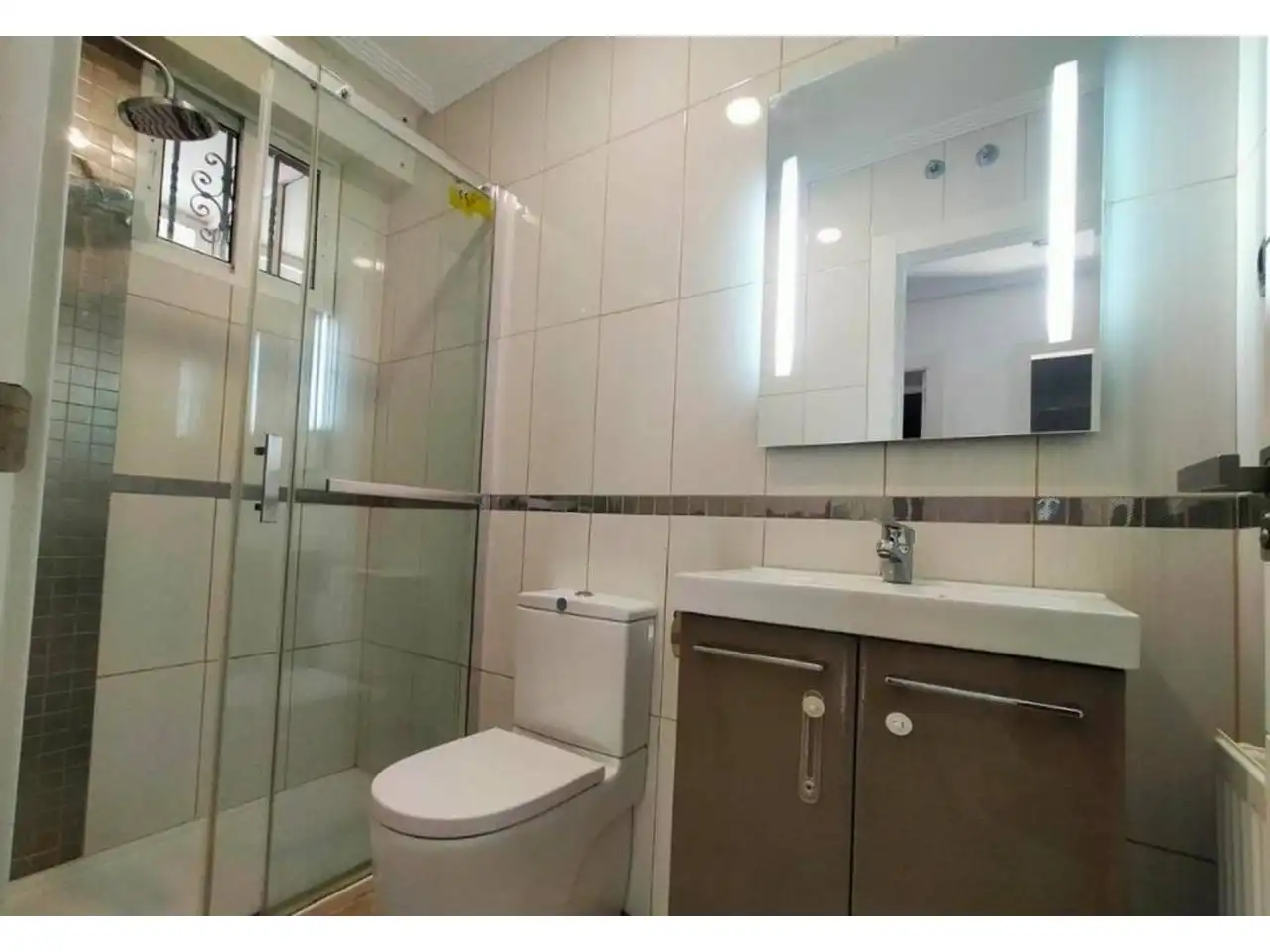 Bany de Casa o xalet en venda en Burgos amb Calefacció, Parquet i Terrassa