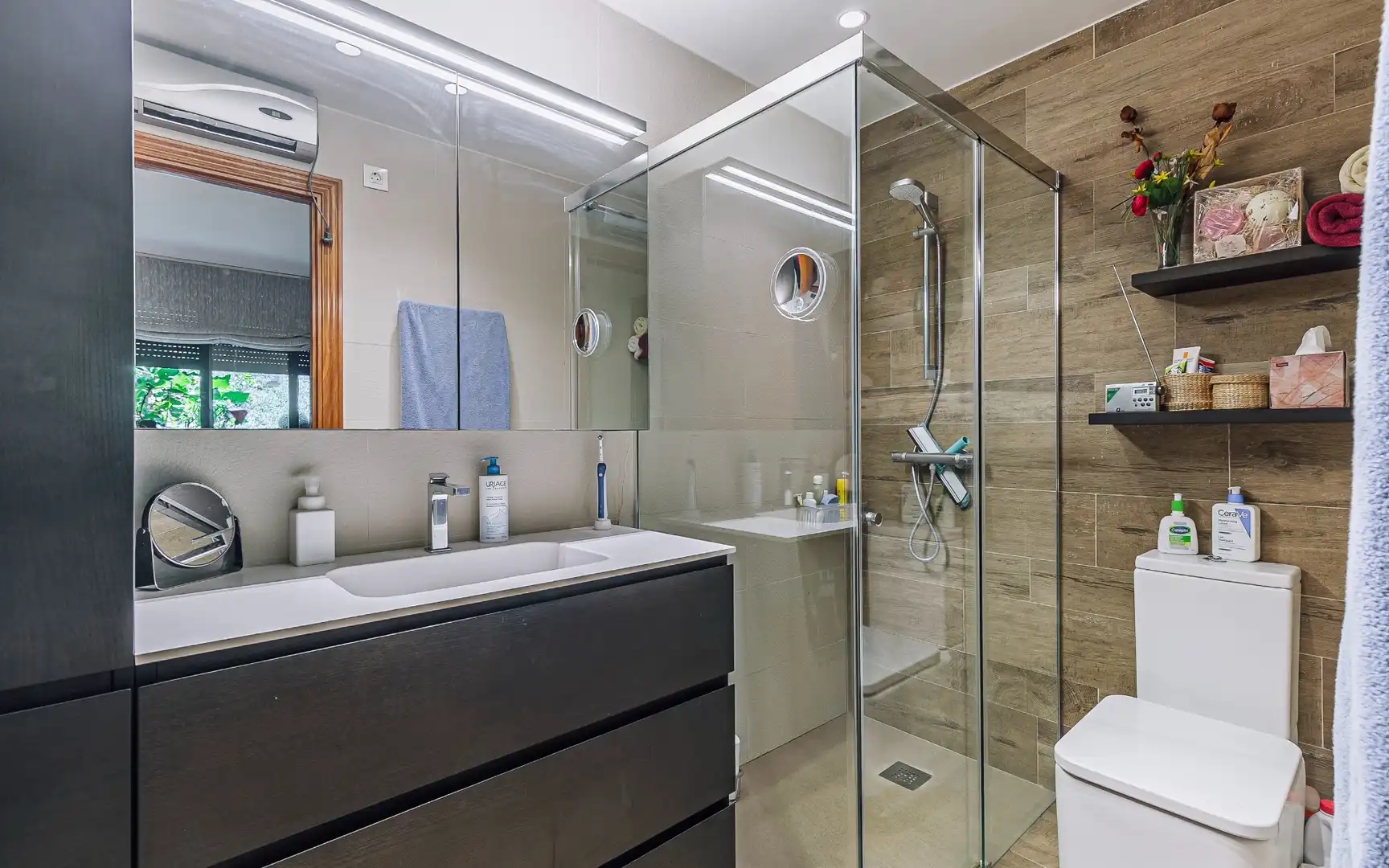 Bathroom of Duplexes for sale in Barcelona  with Heating, Furnished and Balcony