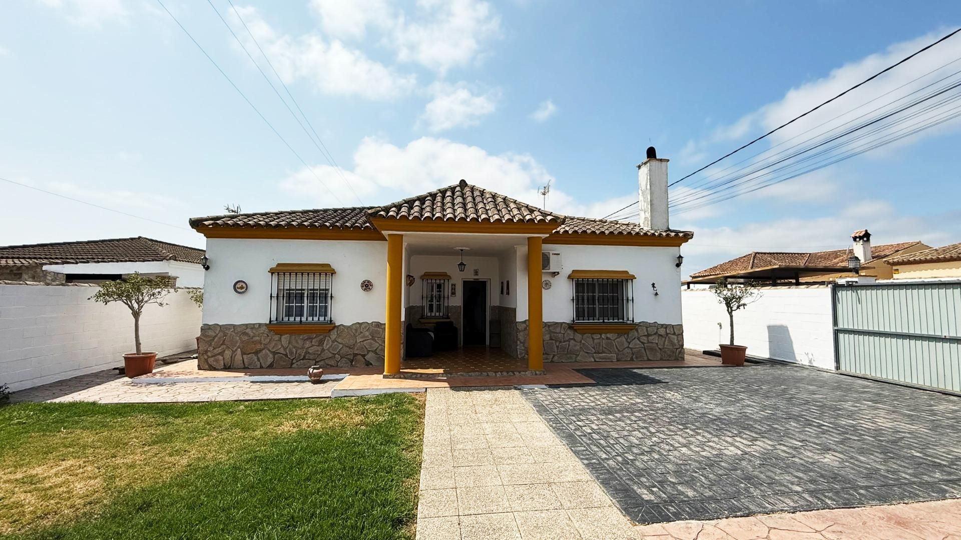 Vista exterior de Casa o xalet en venda en Chiclana de la Frontera amb Calefacció, Jardí privat i Traster