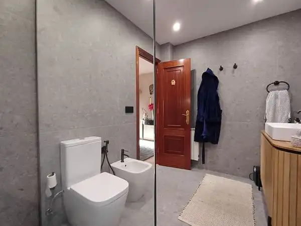 Bany de Casa o xalet en venda en Vigo  amb Calefacció, Jardí privat i Parquet
