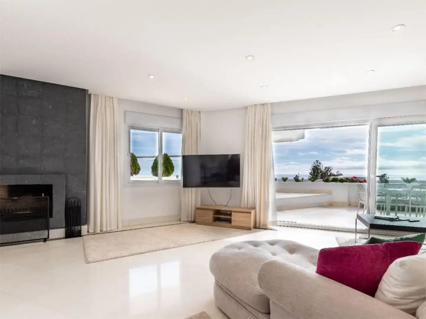 Living room of Flat for rent in Marbella  with Air Conditioner, Swimming Pool and Balcony