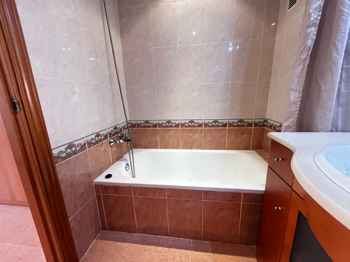 Bathroom of Flat for sale in Valls  with Air Conditioner, Heating and Oven