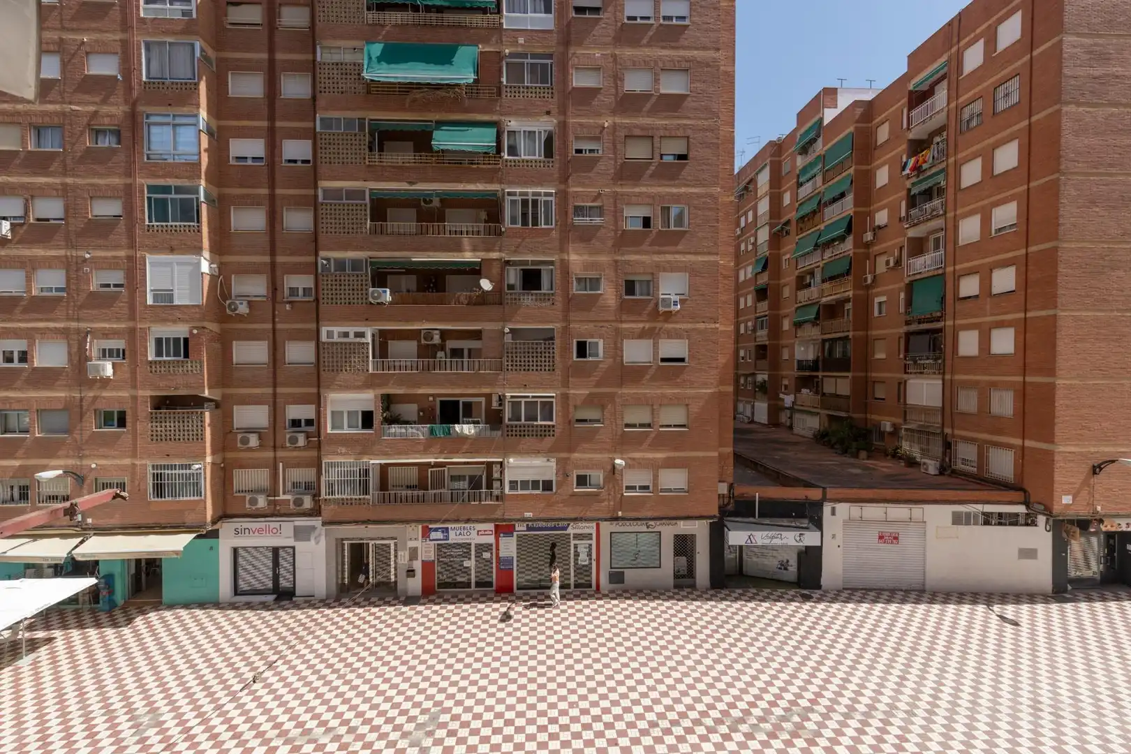 Vista exterior de Pis en venda en Granada amb Terrassa, Moblat i Balcó