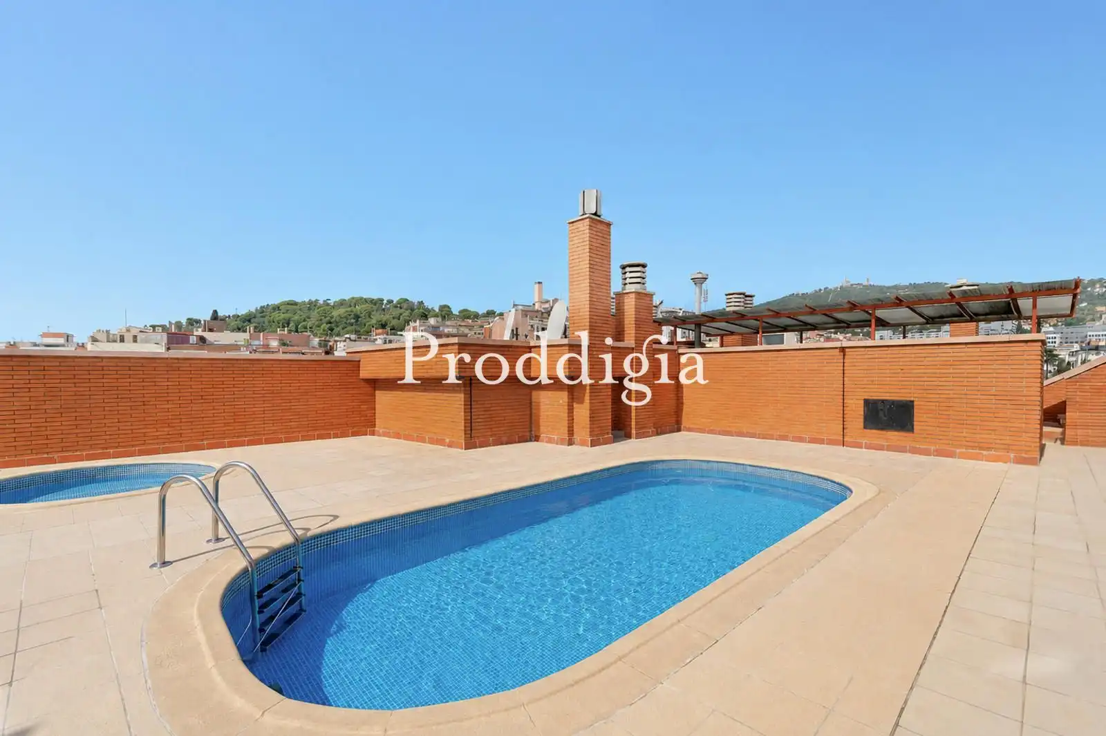 Piscina de Pis en venda en Barcelona amb Calefacció, Terrassa i Piscina