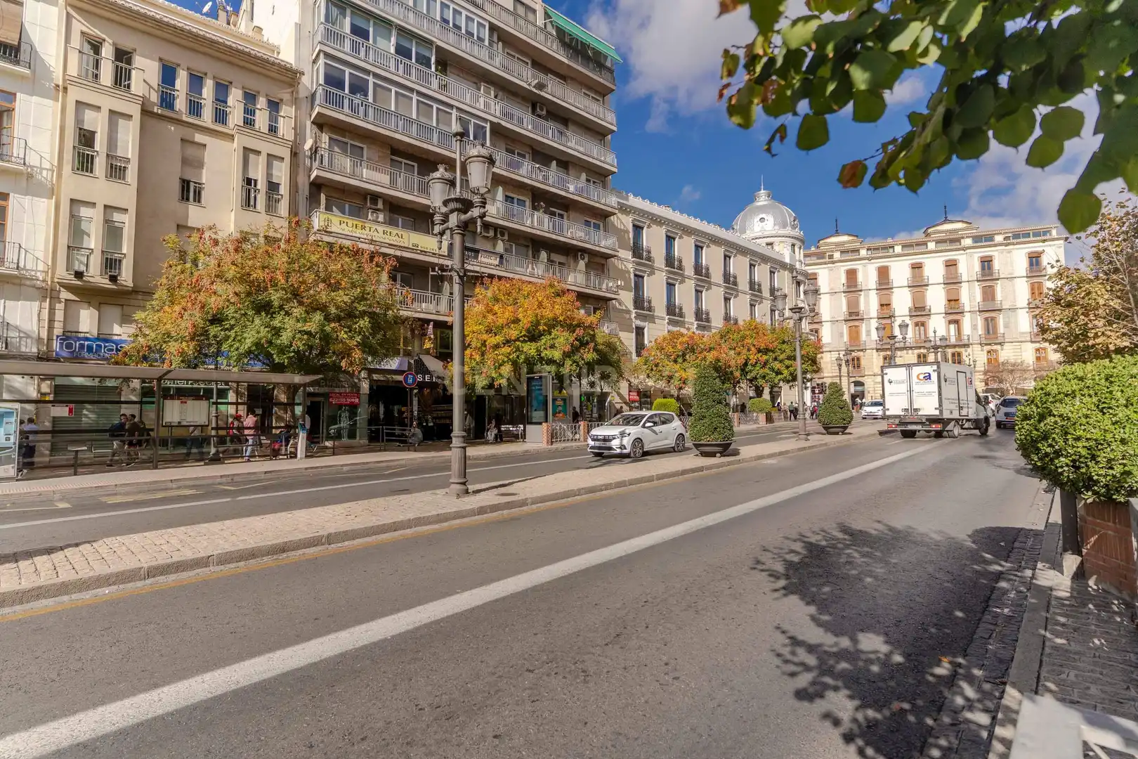 Außenansicht von Büro zum Verkauf in Granada mit Klimaanlage und Abstellraum