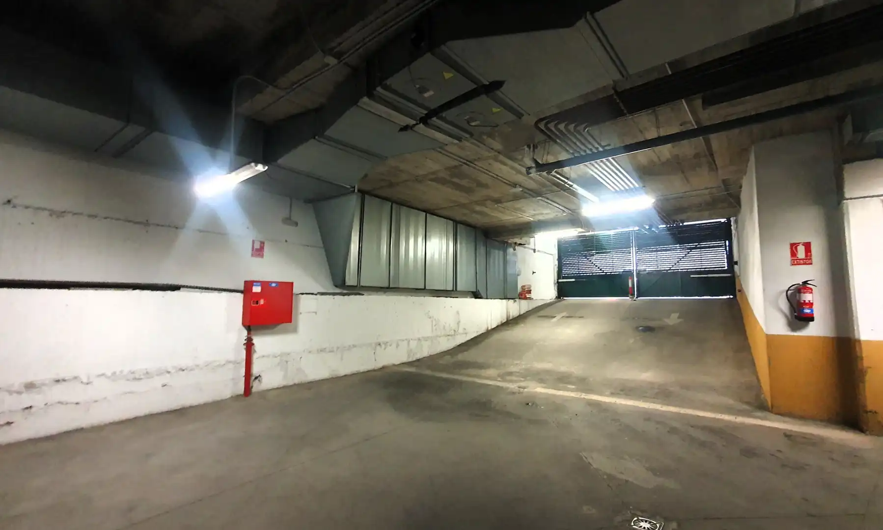 Parking de Piso en venta en Madrid con Aire acondicionado, Calefacción y Jardín privado