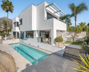 Vista exterior de Casa o xalet en venda en Marbella amb Aire condicionat, Terrassa i Piscina