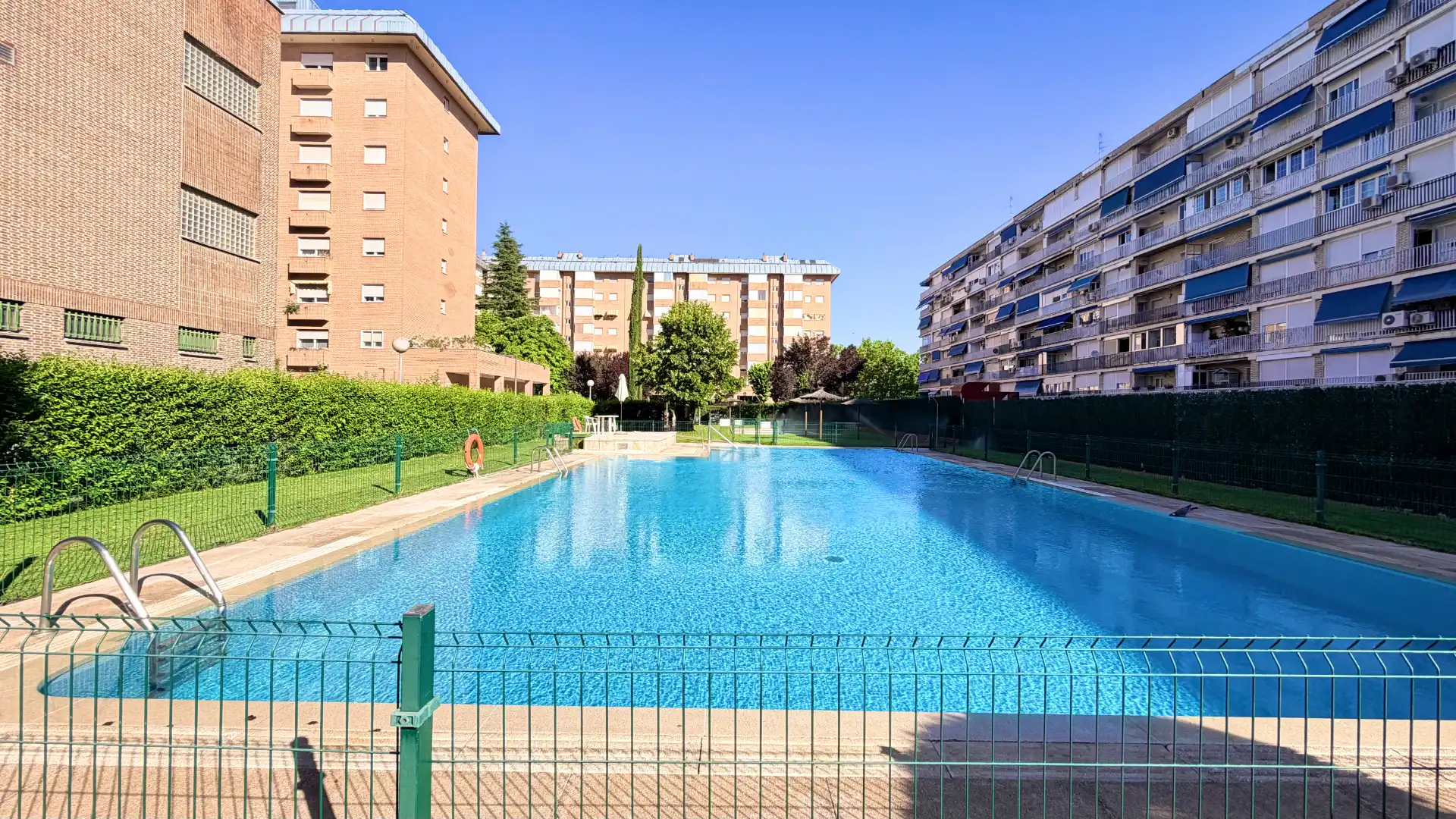 Piscina de Piso en venta en Alcorcón con Calefacción, Jardín privado y Amueblado