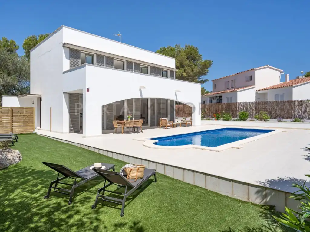 Vista exterior de Casa o xalet en venda en Es Mercadal amb Jardí privat, Terrassa i Piscina