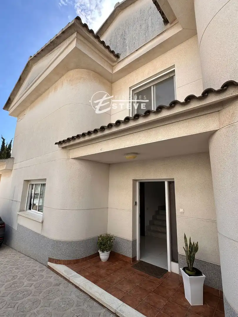 Vista exterior de Casa o chalet de alquiler en Calafell con Piscina y Amueblado