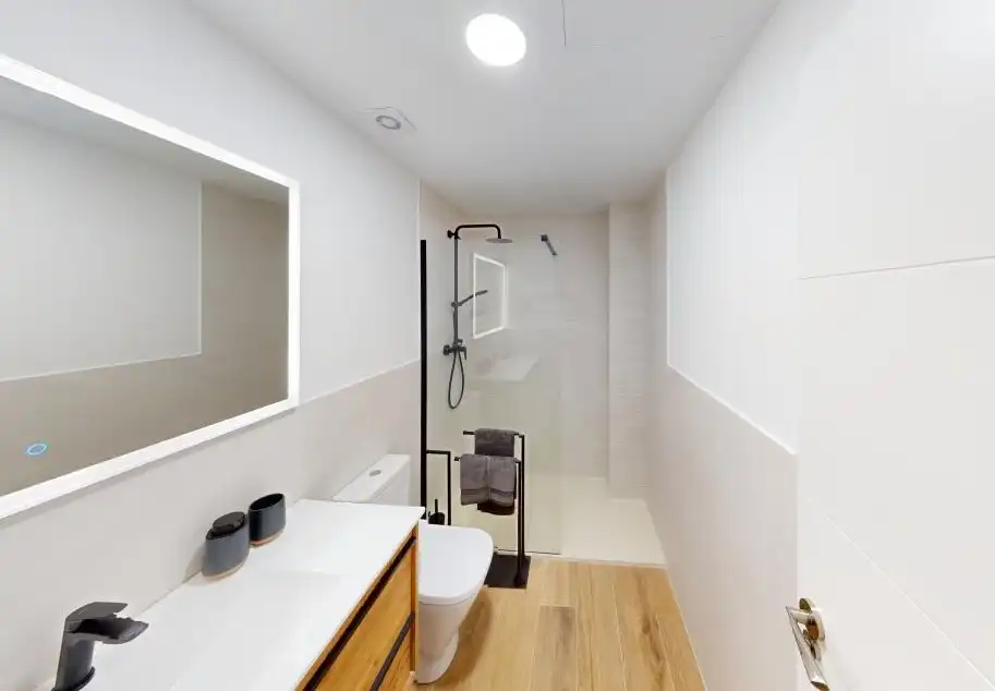 Badezimmer von Wohnung zum Verkauf in Málaga mit Klimaanlage, Heizung und Möbliert