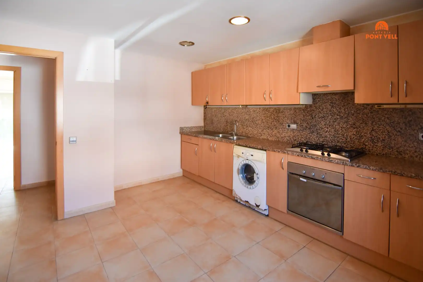 Casa pareada con terraza en venta en La Bisbal d'Empordà, imagen 2