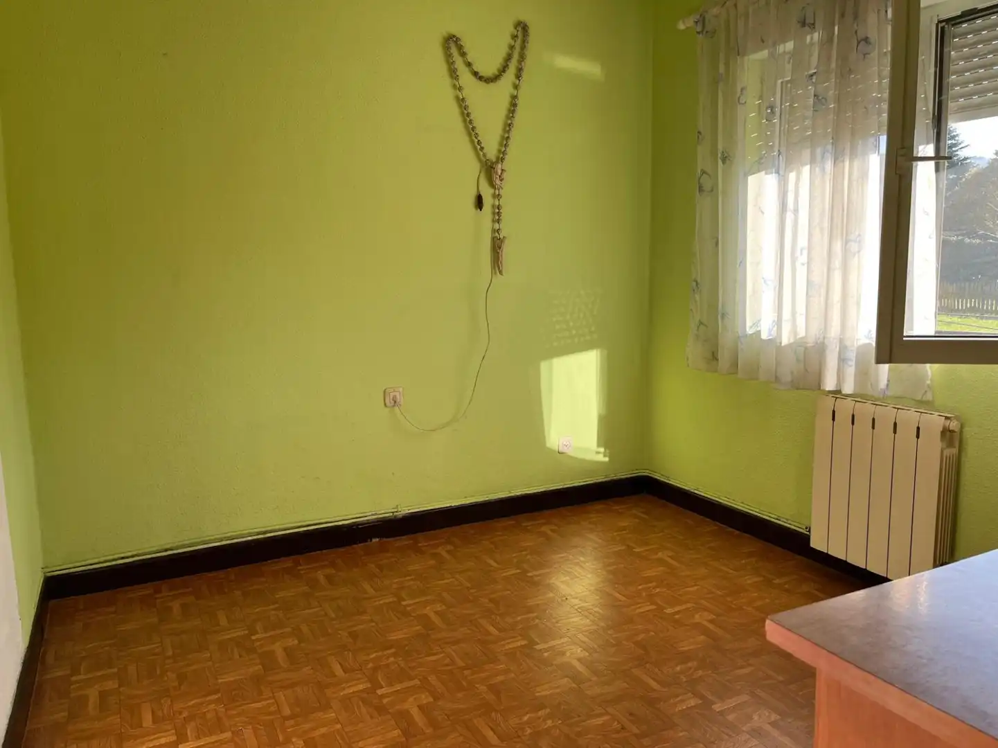 Habitación de Casa o chalet en venta en Los Corrales de Buelna  con Calefacción y Jardín privado