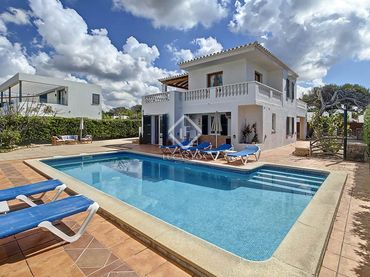 Villa con balcone in vendita a Cala Blanca