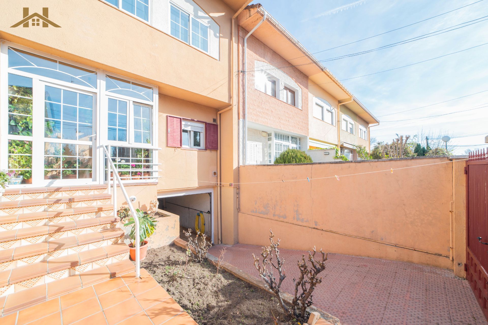 Vista exterior de Casa adosada en venda en Guadarrama amb Jardí privat i Piscina comunitària