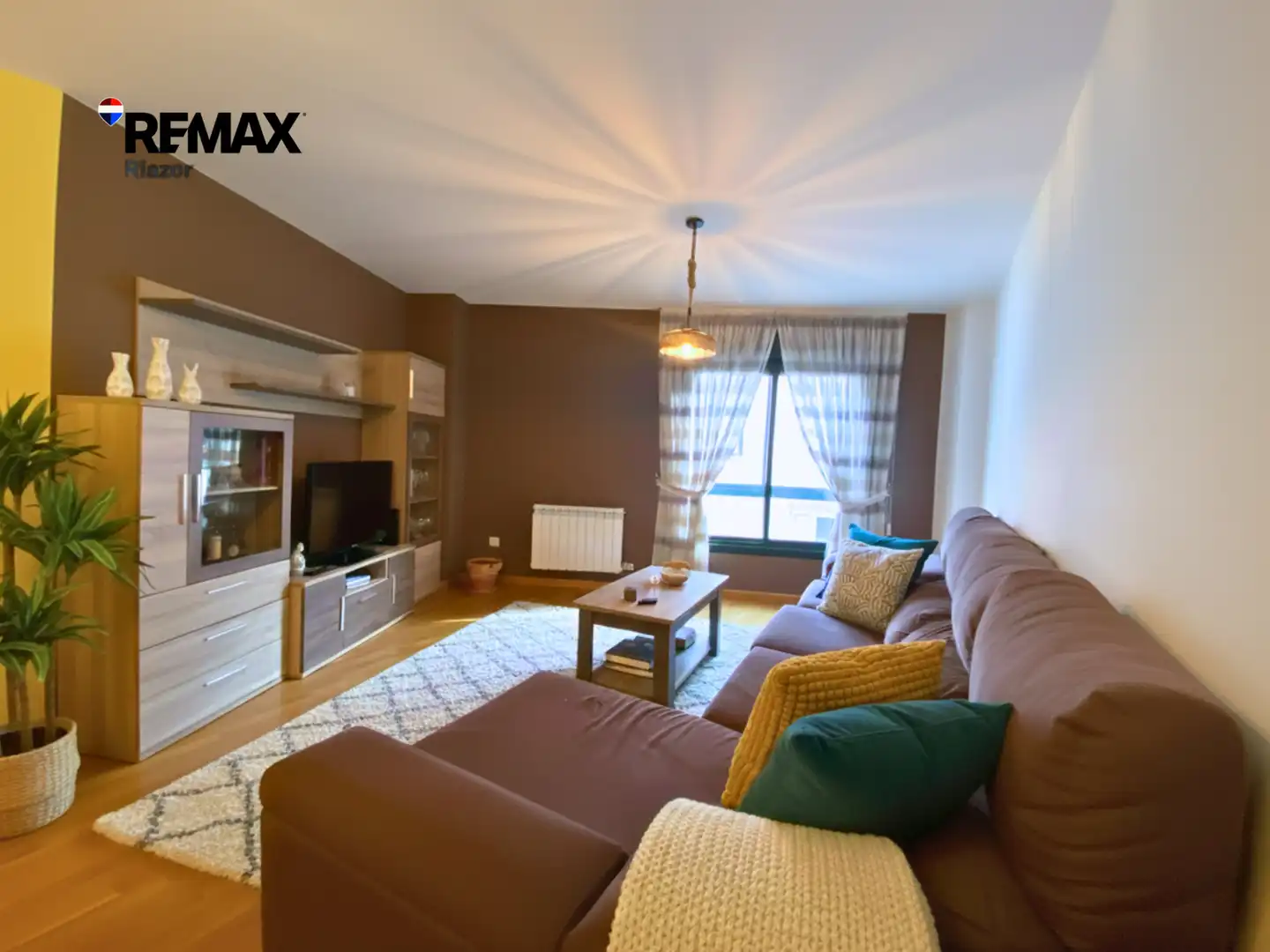 Sala de estar de Piso en venta en Lalín con Calefacción, Parquet y Trastero