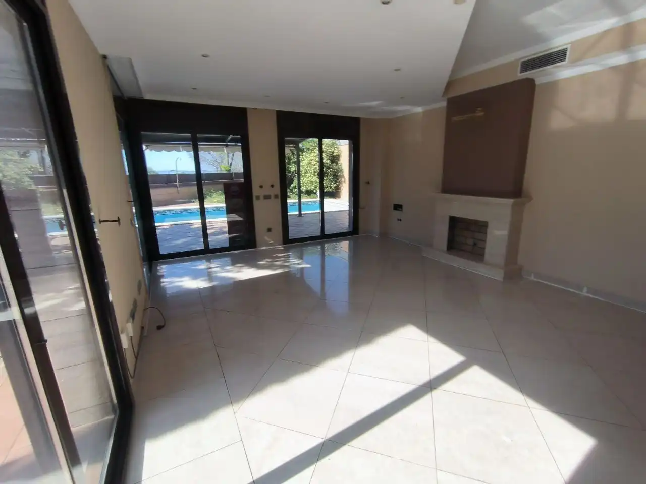 Sala de estar de Casa o chalet en venta en Vilanova i la Geltrú con Aire acondicionado, Calefacción y Jardín privado
