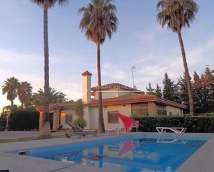 Vista exterior de Casa o xalet en venda en Chiclana de la Frontera amb Aire condicionat, Calefacció i Jardí privat