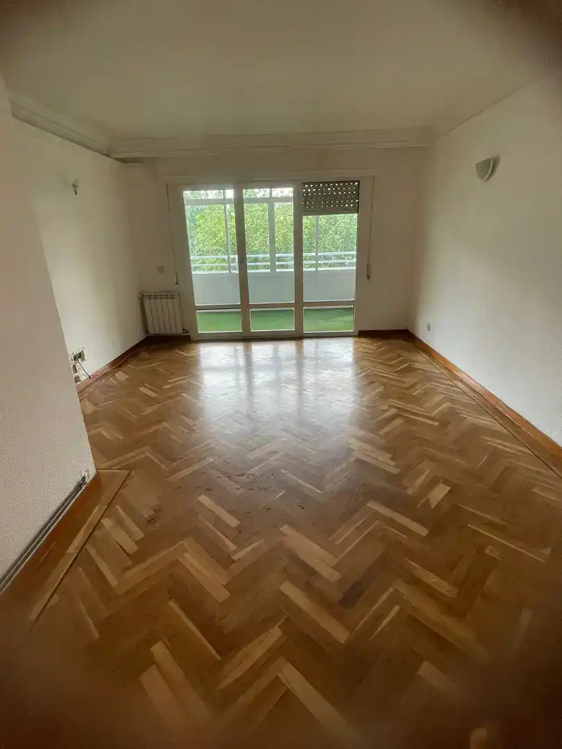 Sala de estar de Ático en venta en Pozuelo de Alarcón con Parquet