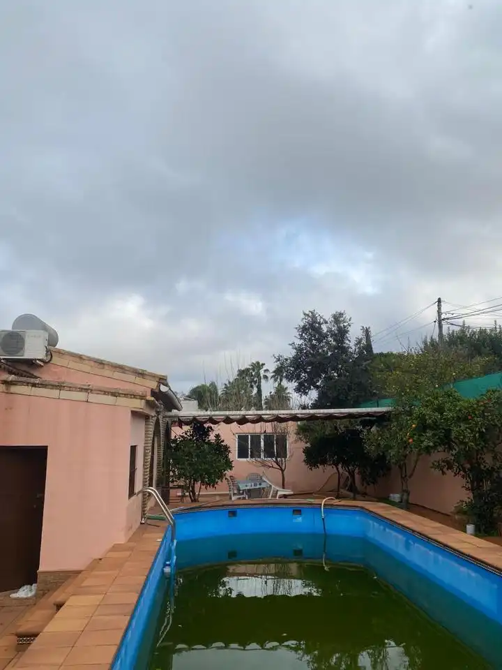 Vista exterior de Casa o xalet en venda en Dos Hermanas amb Aire condicionat, Jardí privat i Piscina