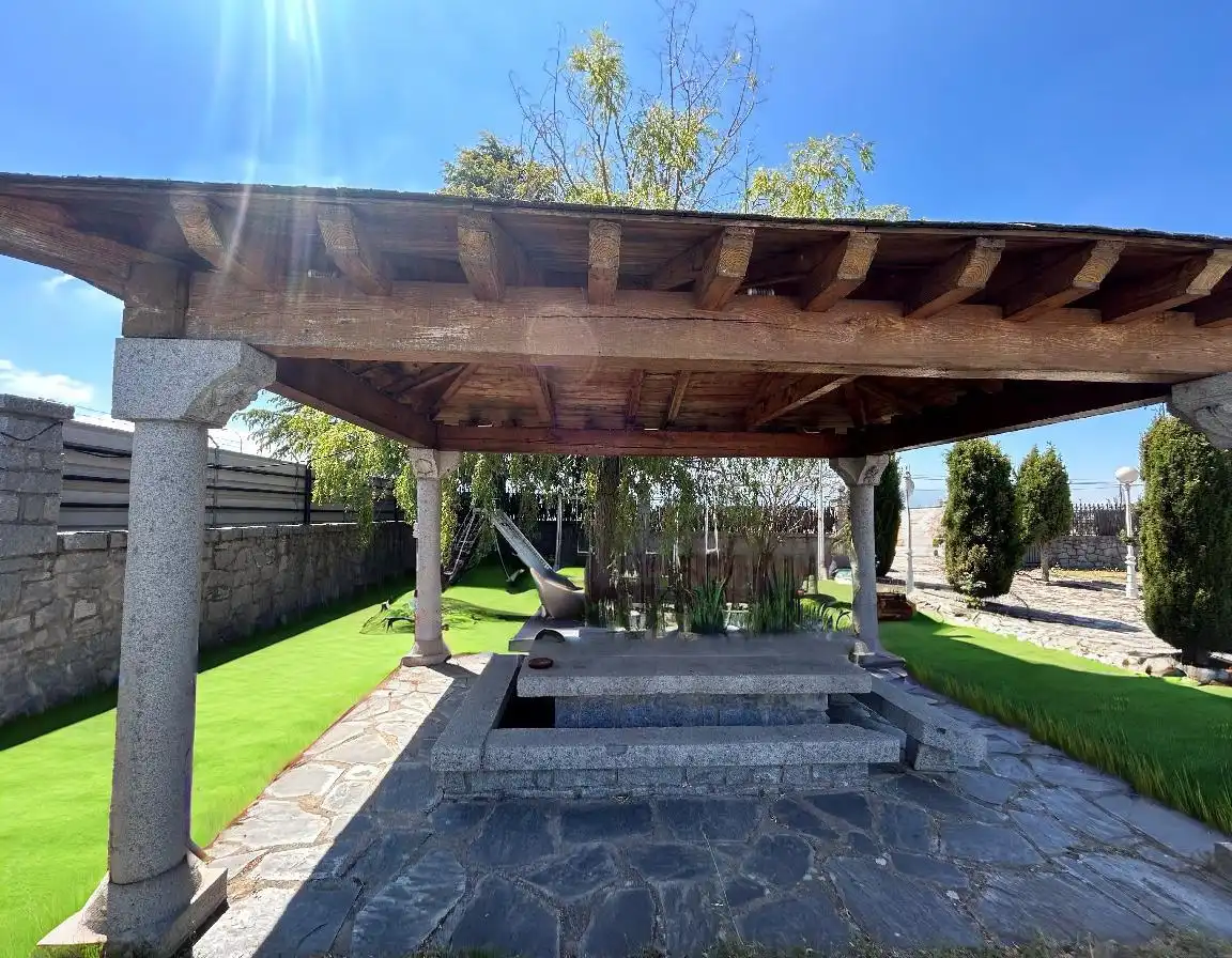 Terrassa de Casa o xalet en venda en San Cristóbal de Segovia amb Calefacció, Jardí privat i Terrassa