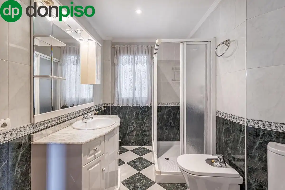 Bathroom of Flat for sale in Granada  with Air Conditioner, Heating and Terrace